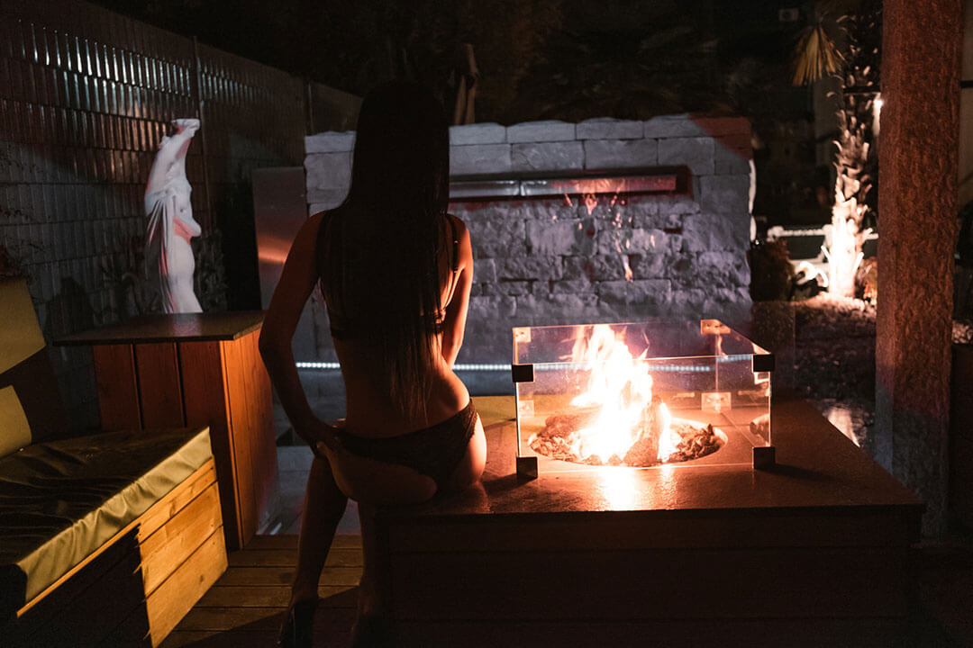 Outdoor-Lounge-mit-Dame-2